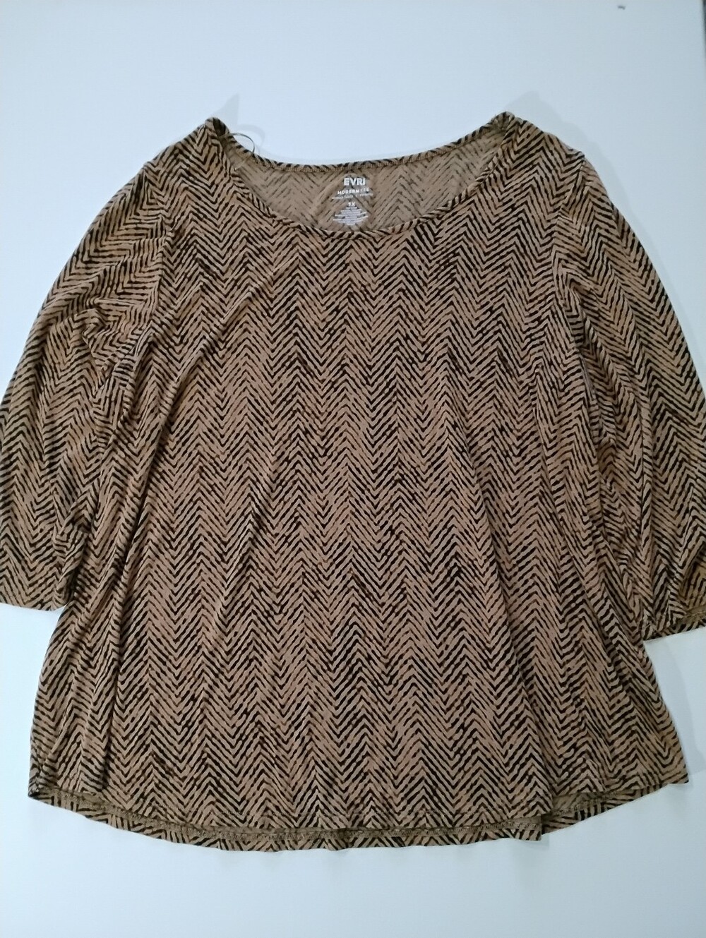 Evri Modern Tee Womens 1X Tan Brown Chevron Stretch Fabric Casual 3/4 Sleeve